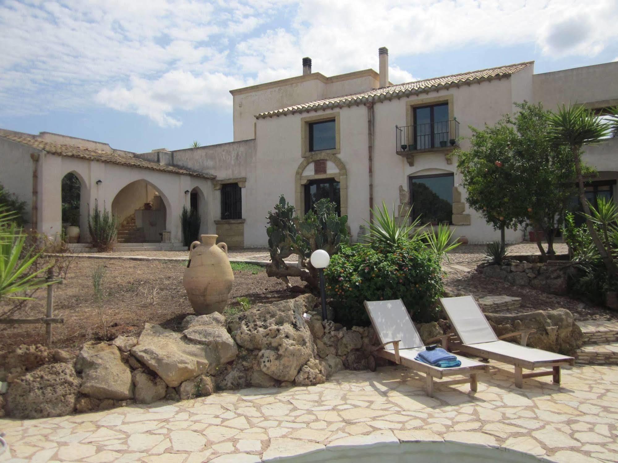 Casale Alma Bed & Breakfast Marsala Bagian luar foto