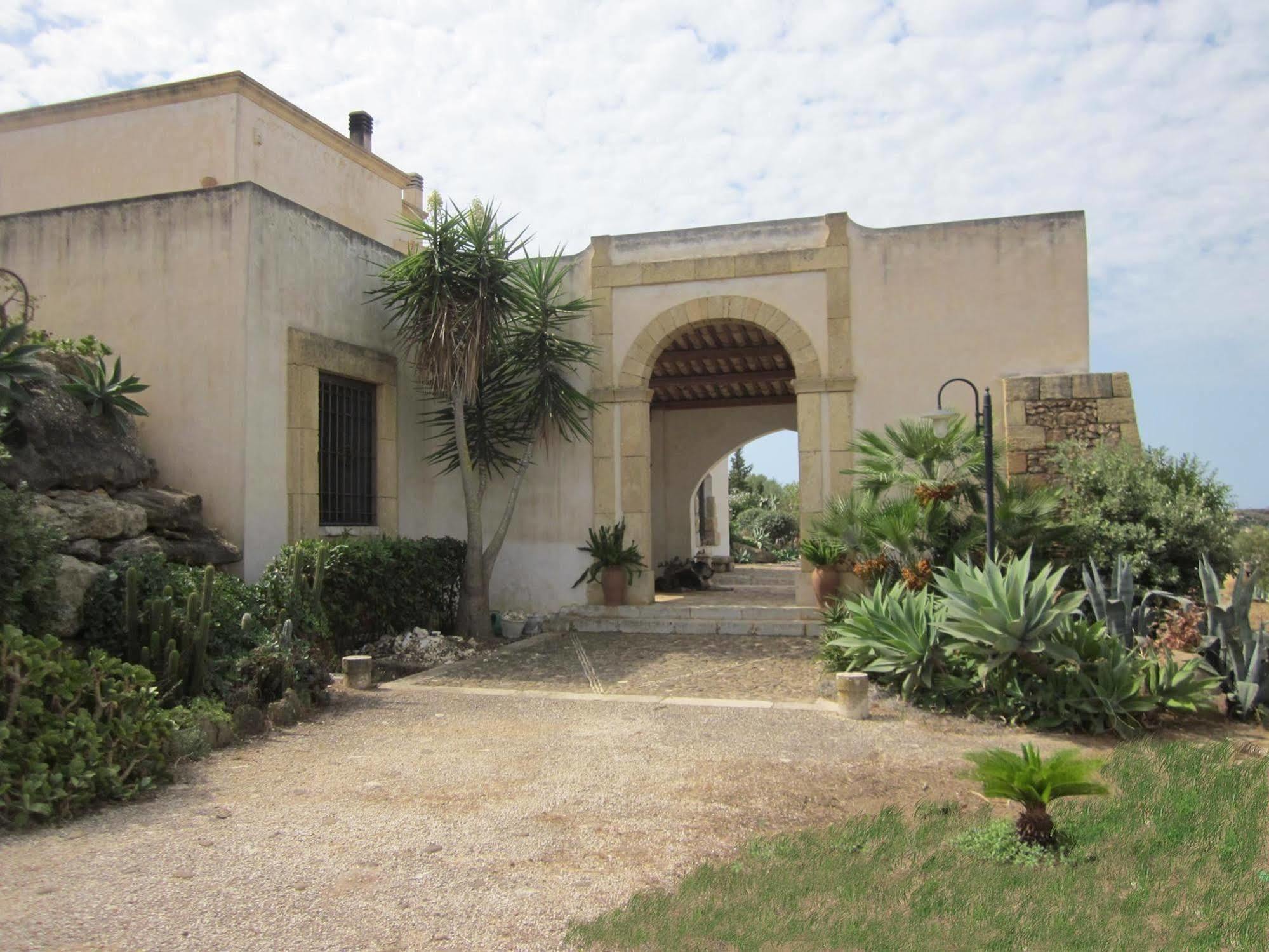 Casale Alma Bed & Breakfast Marsala Bagian luar foto