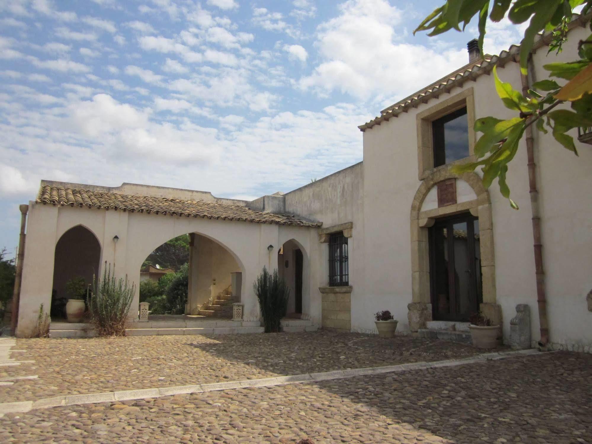 Casale Alma Bed & Breakfast Marsala Bagian luar foto